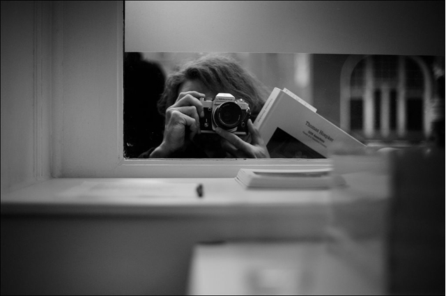 Visitor at Thomas Hoepker Vernissage Galerie Hiltawsky Berlin