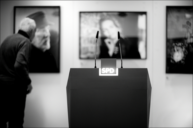 Robert Lebeck contemplating a portrait of Mario Adorf by Jim Rakete