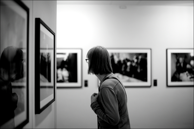 Visitor of the Hans Madej exhibition at Willy-Brandt-Haus Berlin