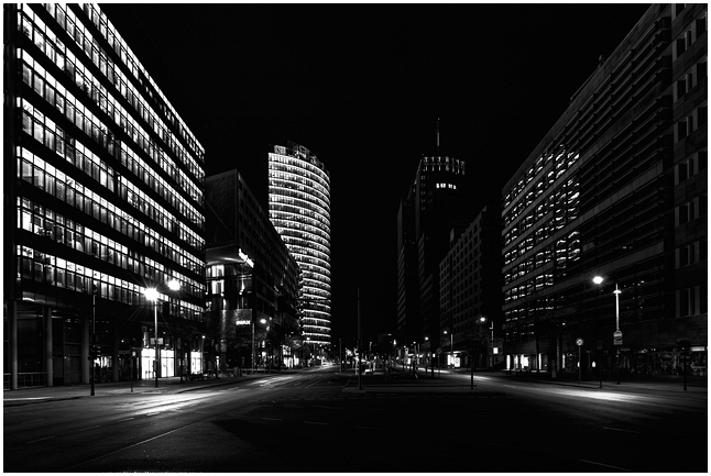 berlin corona lockdown pandemia metropolis confinement tourist hotspots postcards