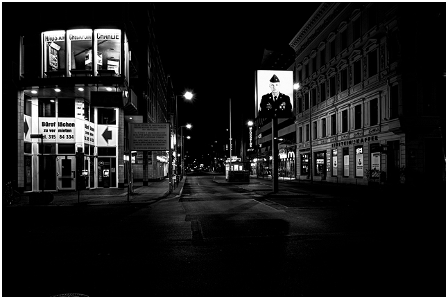 berlin corona lockdown pandemia metropolis confinement tourist hotspots postcards