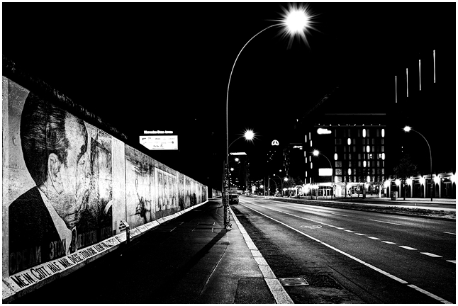 berlin corona lockdown pandemia metropolis confinement tourist hotspots postcards